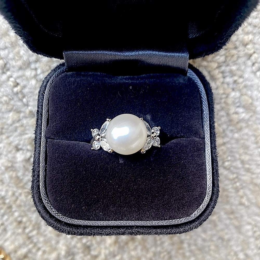 Freshwater pearl and crystal victoria pattern ring in 925 sterling silver
